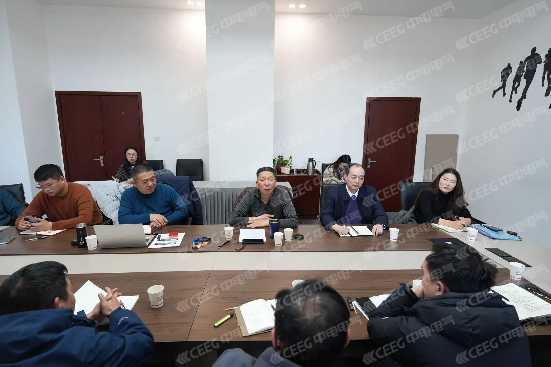 热血出征 赢战“巳”海 ｜ 2025年中电电气营销铁军出征誓师大会顺利举行